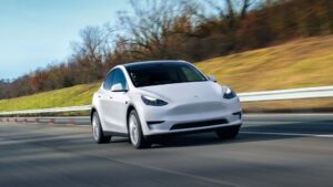 Tesla Model Y kører på en landevej