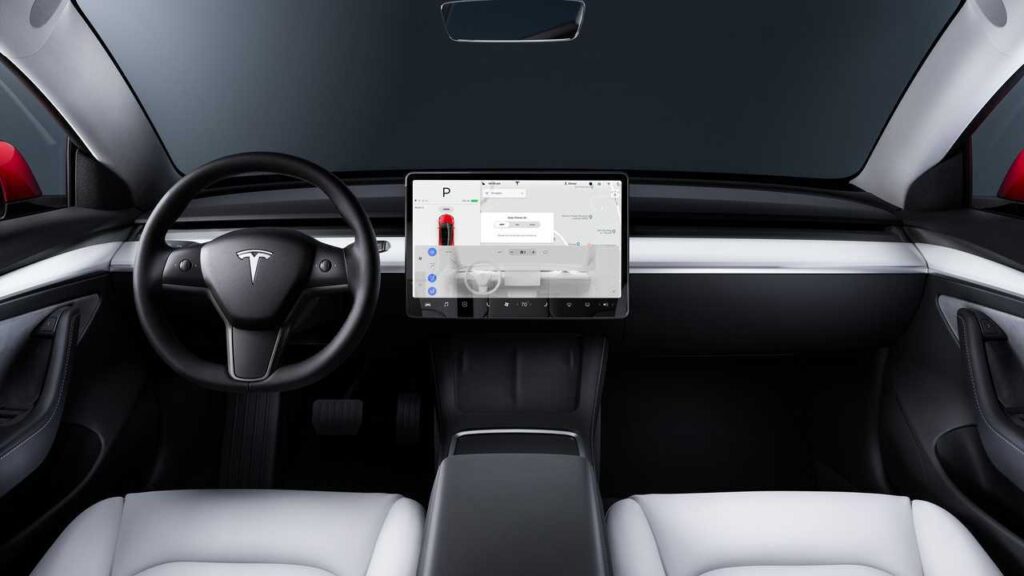 Tesla interiør med rat og skærm