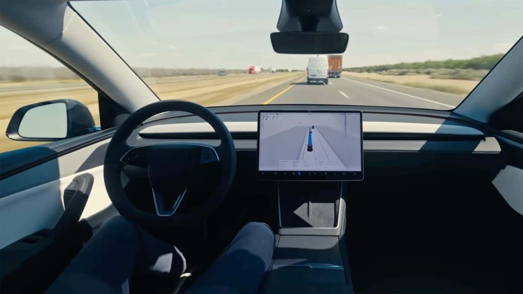 Tesla interiør med autopilot funktion på motorvej