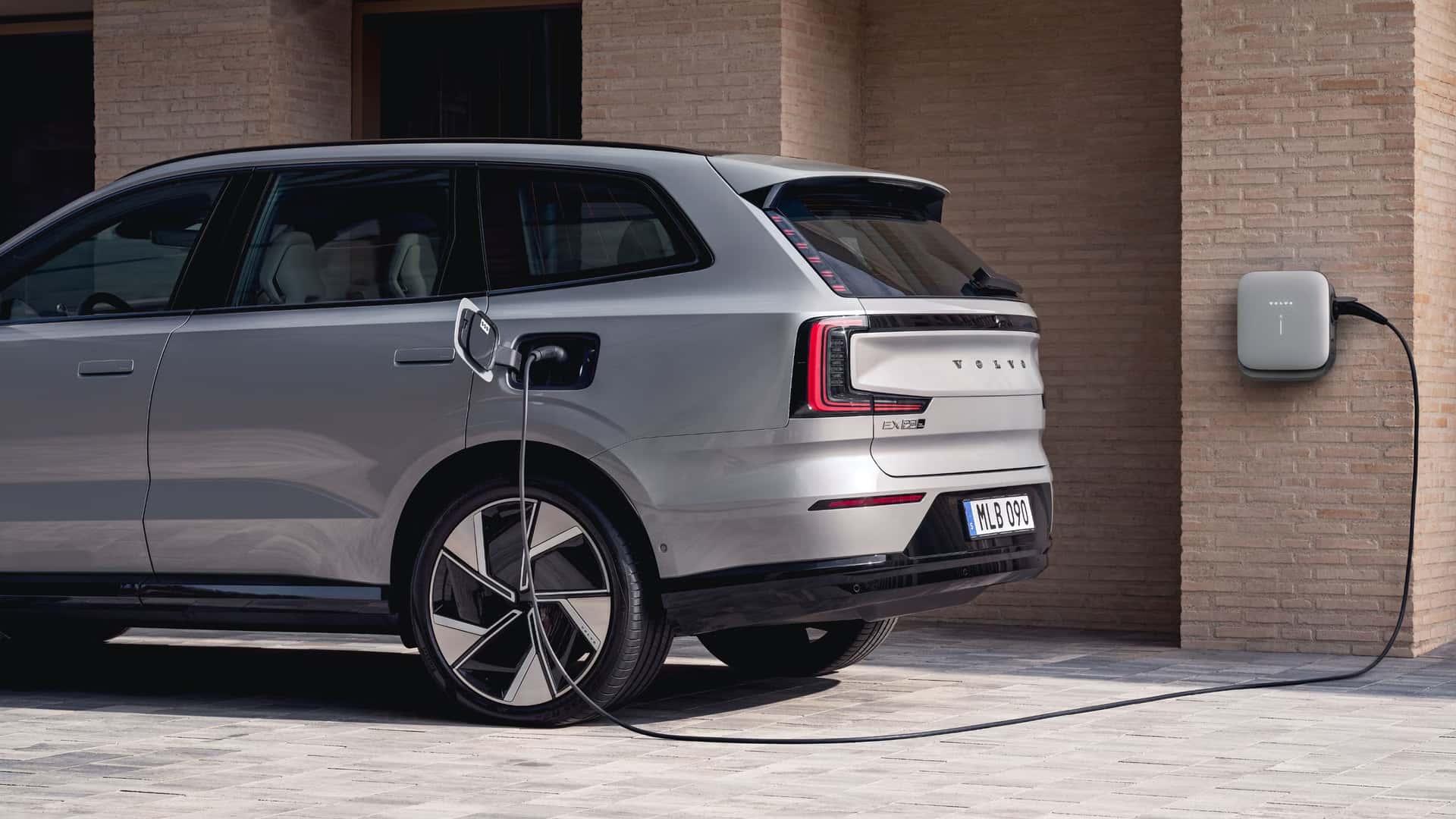 Volvo EX90 under opladning ved vægstation