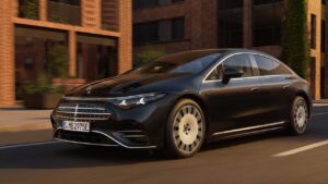 Mercedes EQS i bevægelse på byvej