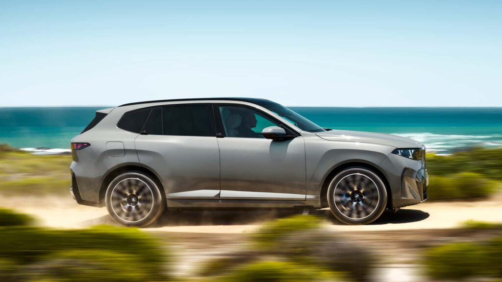 BMW elektrisk SUV kører ved stranden