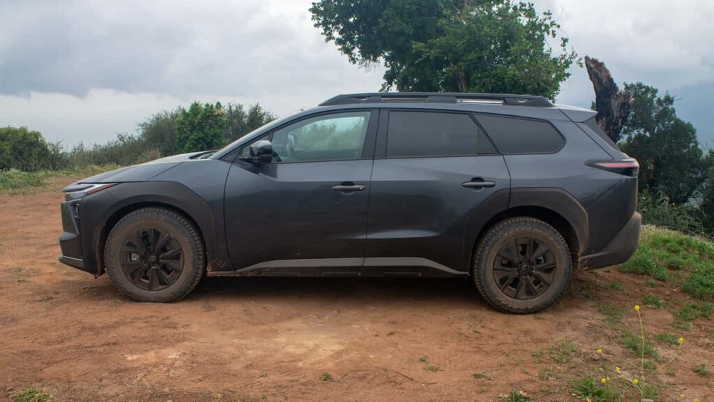 Elektrisk SUV parkeret i naturen