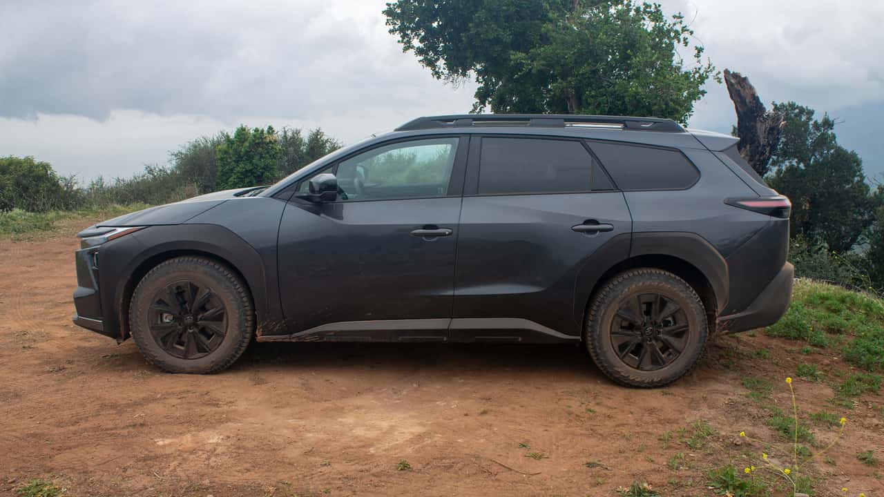 Elektrisk SUV parkeret i naturen