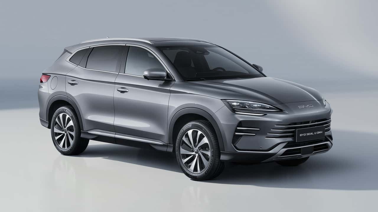BYD Seal U elektrisk SUV i gråt udstillingslokale
