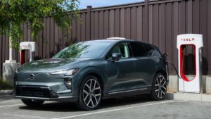 Volvo elektrisk SUV oplader ved Tesla ladestation