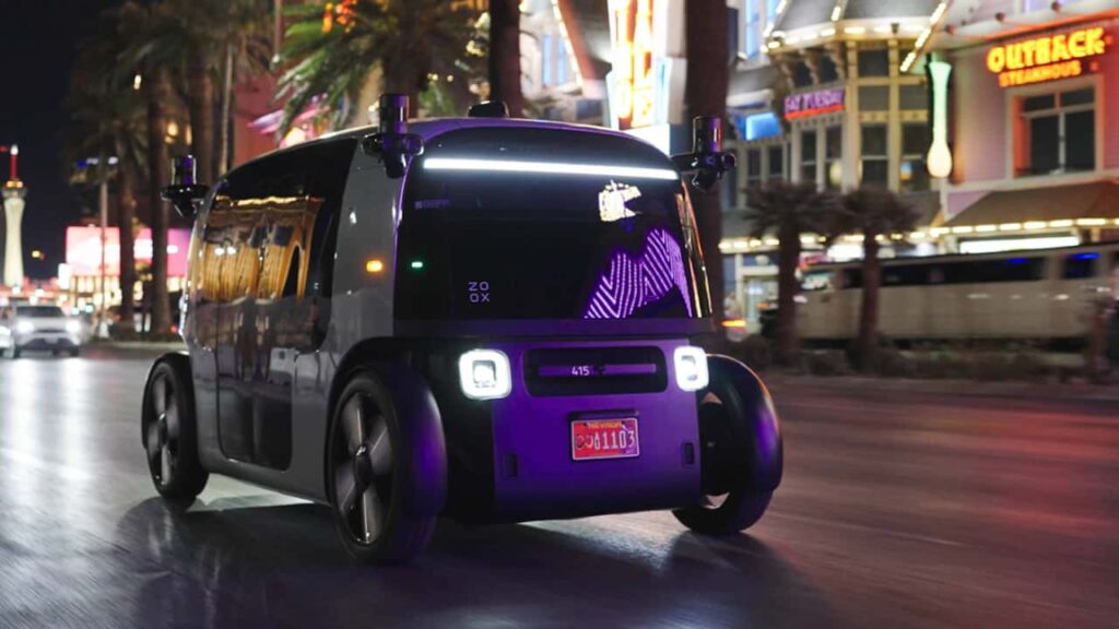Zoox autonom elektrisk køretøj om natten i byen