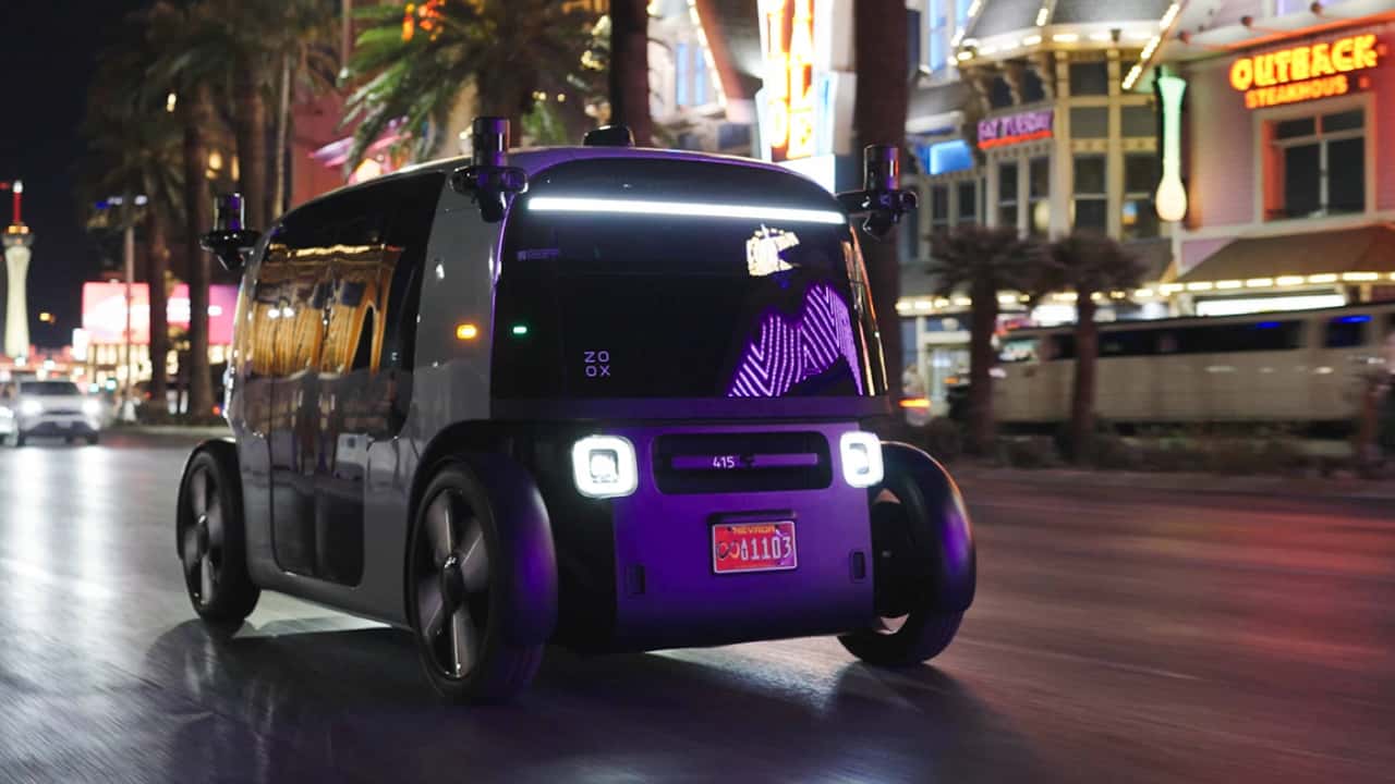 Zoox autonom elektrisk køretøj om natten i byen