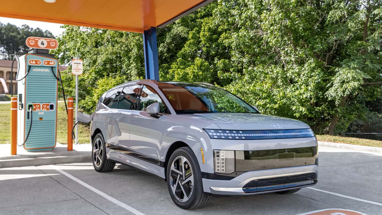 Hyundai Ioniq 7 ved opladningsstation