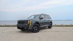 Elektrisk SUV parkeret ved vandet