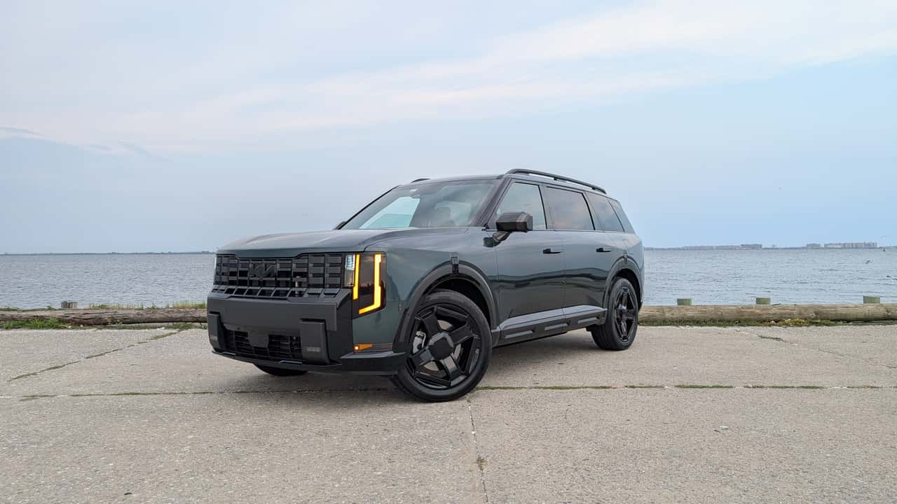 Elektrisk SUV parkeret ved vandet
