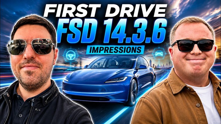 To mænd foran en blå Tesla Model 3 på en vej