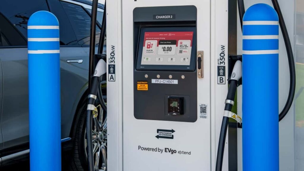 Mercedes EV til opladning ved EVgo station