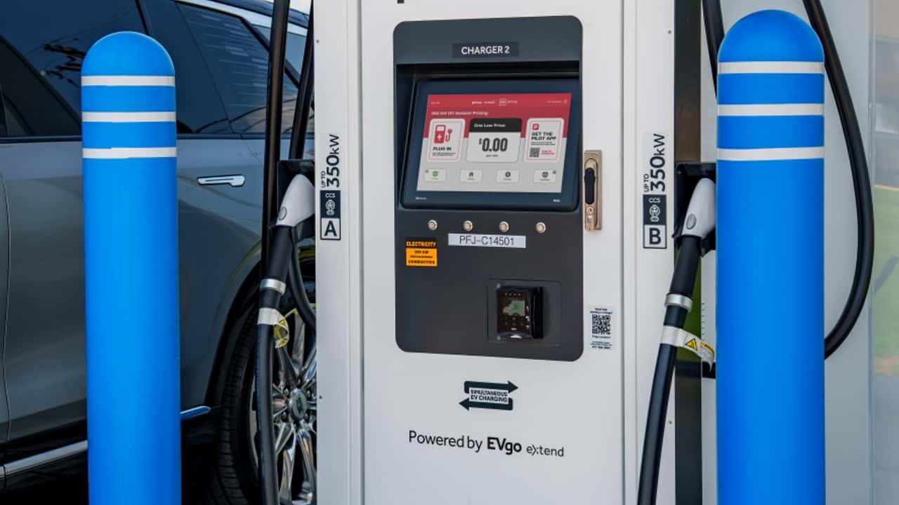 Mercedes EV til opladning ved EVgo station