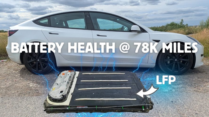 Tesla Model 3 parkeret ved landevej med LFP batteri synligt