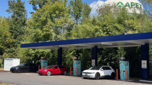 Elektriske biler oplader på station