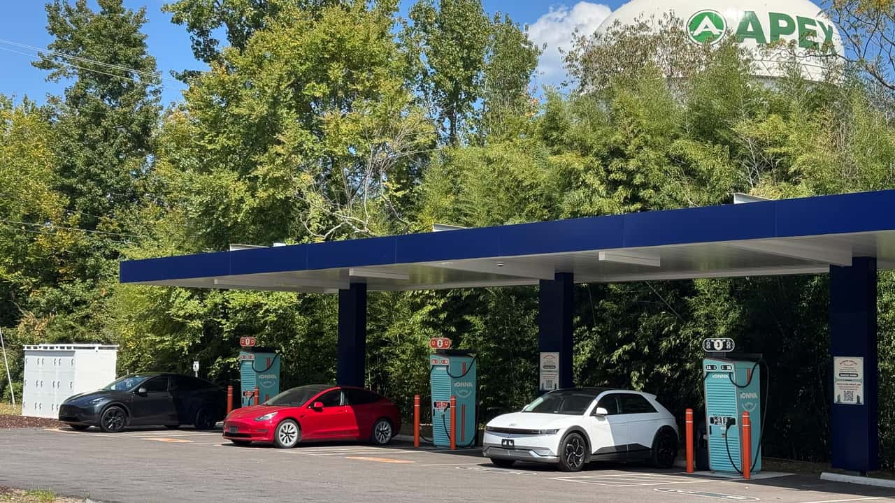 Elektriske biler oplader på station
