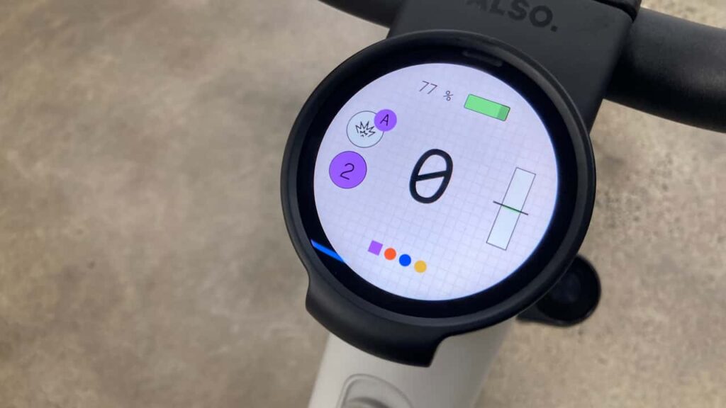 Cirkulært display på elektrisk løbehjul viser batteriniveau