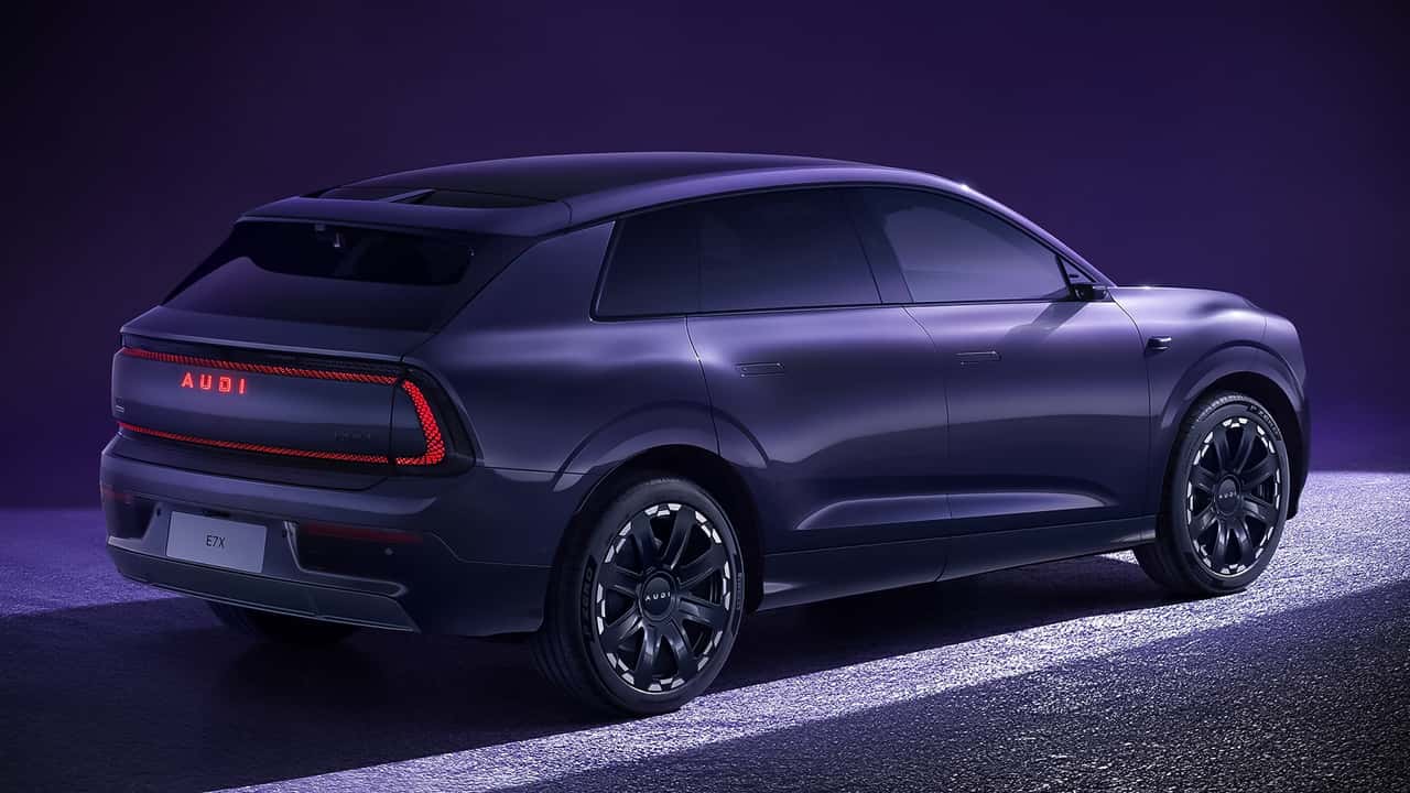 Audi E7X elektrisk SUV i et showroom