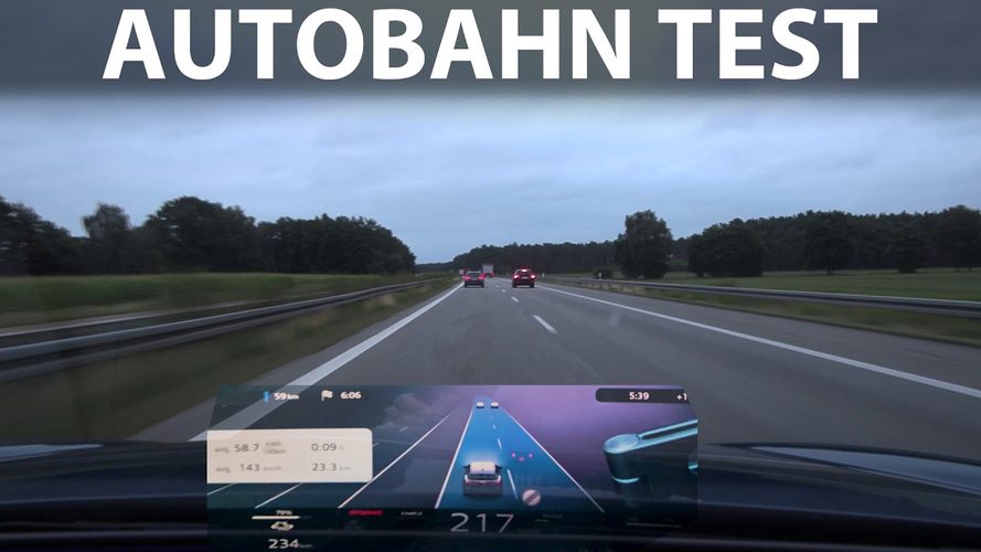 Tesla kører på autobahn med autopilot funktion