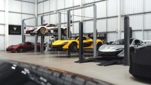 Flere McLaren biler i et værksted