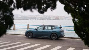 Elektrisk SUV parkeret ved havet