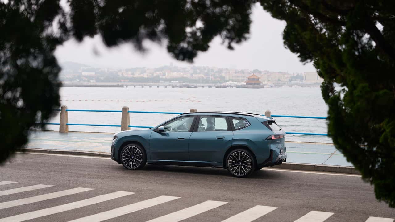 Elektrisk SUV parkeret ved havet