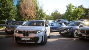 Flere BMW elbiler parkeret i sollys