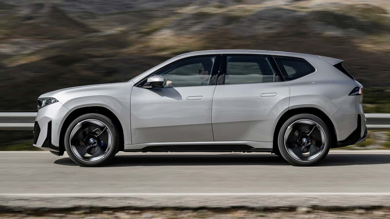 BMW elektrisk SUV kører på landevej