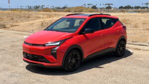Rød Chevrolet Bolt EUV parkeret udendørs