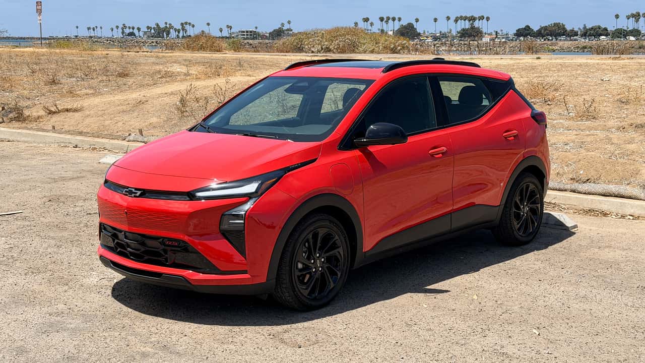 Rød Chevrolet Bolt EUV parkeret udendørs
