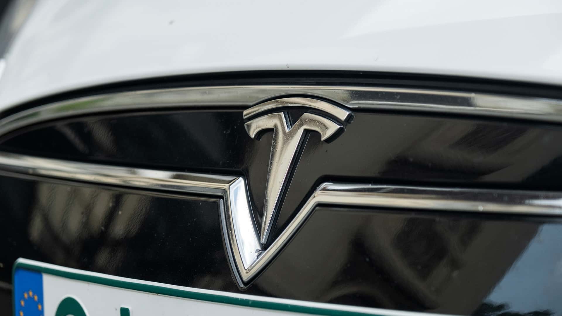 Tesla-logo på fronten af en bil