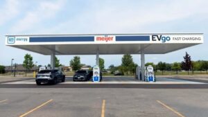 To biler oplader ved GM EVgo-station