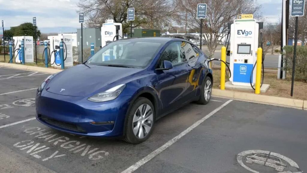 Tesla Model Y lader ved EVgo station