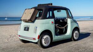 Fiat elbil på en strand med kuffert fastgjort