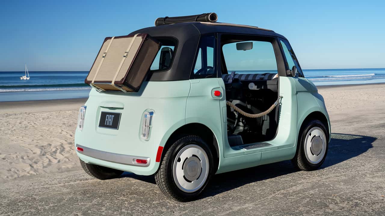 Fiat elbil på en strand med kuffert fastgjort