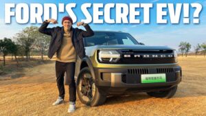 Ford Bronco EV med person i landskab