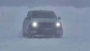 Elektrisk SUV under testkørsel i snevejr