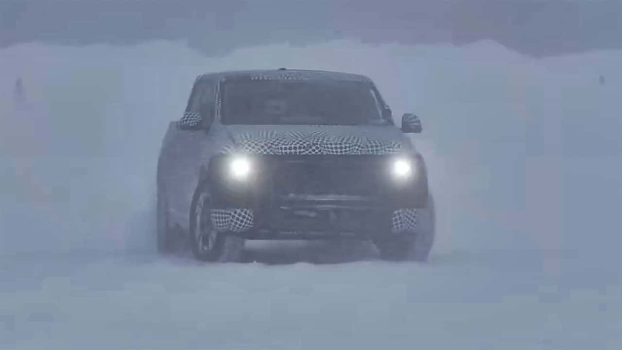 Elektrisk SUV under testkørsel i snevejr