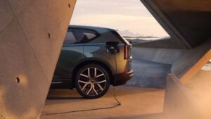 Volvo bil oplader under en moderne betonstruktur