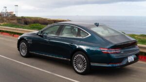 Genesis G80 sedan parkeret ved havet