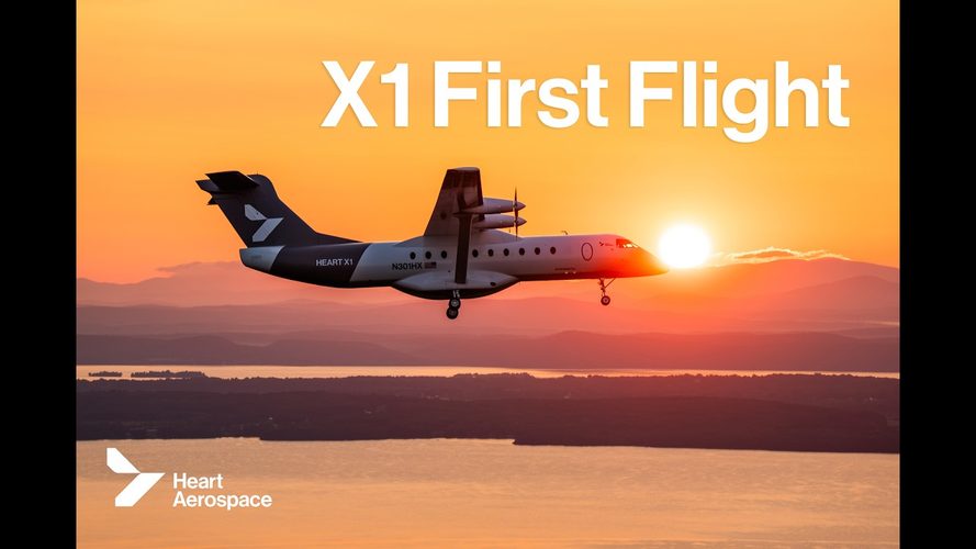 Heart Aerospace X1 flyver ved solnedgang