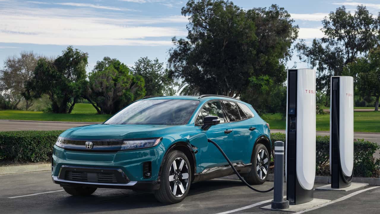 Honda elektrisk SUV oplader ved Tesla-station
