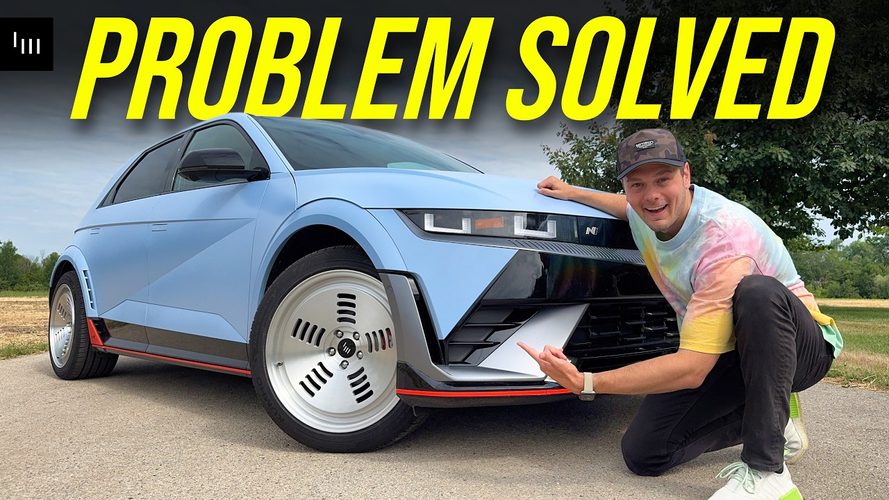 Lyseblå Hyundai Ioniq 5 med mand i farverig trøje