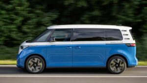 Volkswagen ID. Buzz kører på vej