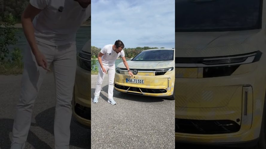 Mand ved gul Volkswagen ID. Buzz parkeret
