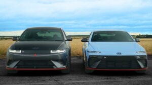 Hyundai Ioniq 6 parkeret på en landevej