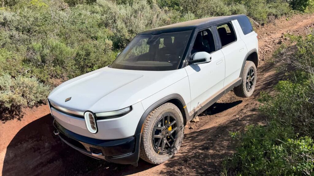 Rivian R1S off-road i skovområde