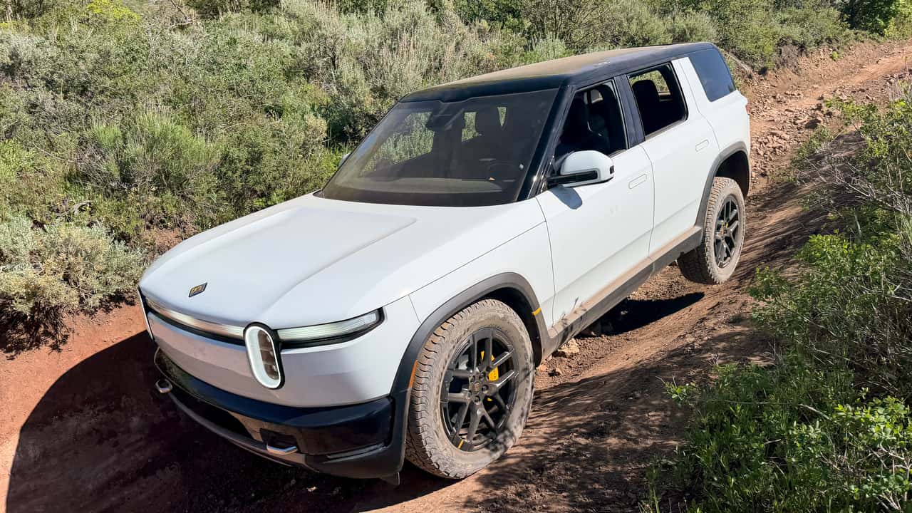 Rivian R1S off-road i skovområde