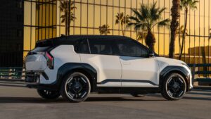 Kia elektrisk SUV parkeret foran glasbygning
